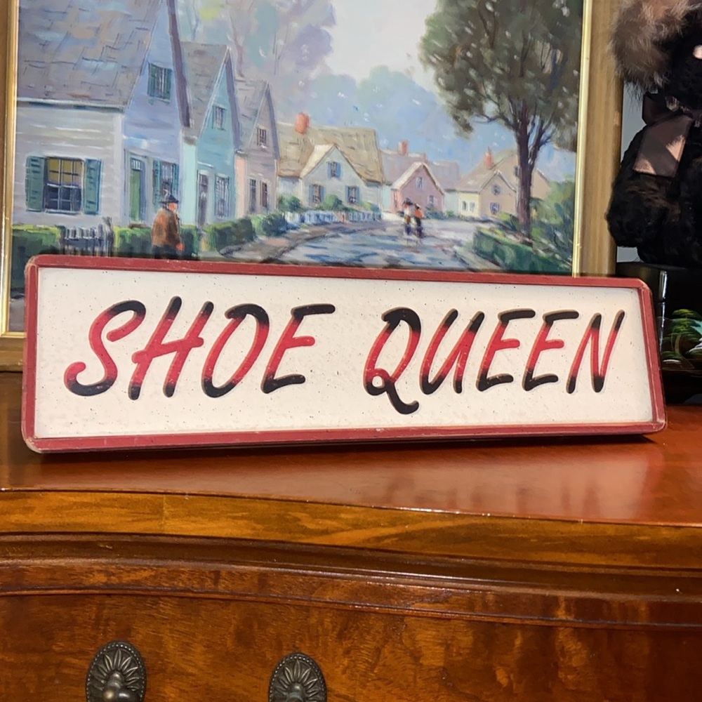 SHOE QUEEN sign Awesome piece for the closet queens 💕🛍️💕